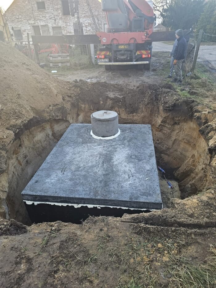 Montáž tesnej betónovej žumpy pomocou žeriavu HDS. Realizácia pre klienta z Hlohovec